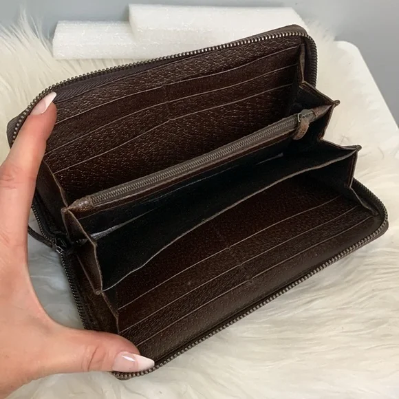 Authentic brown Gucci zippy wallet - Picture 13 of 17